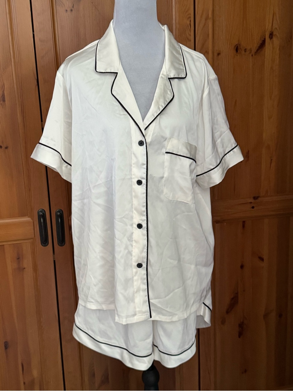 stars above Cream Short-Sleeve Satin Pajama /Lounge Set with Black Piping Size L